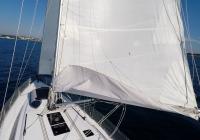 bateau à voile voilier mât voiles grand-voile dériveur sur le pont